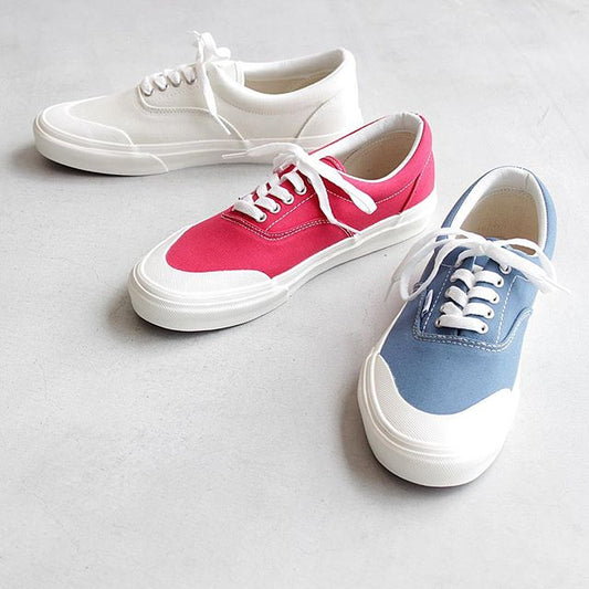 70年代に人気を博した名作『HALFMOON』がVANS50周年を記念して復刻されました。ヴィンテージ市場でもレトロで特徴のあるつま先が根強い人気を誇る同モデルですが限定のEXCLUSIVEですのでお見逃しなく！！！ 2016年7月16日(土)販売スタート！#vans#50th#halfmoon