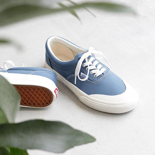 70年代に人気を博した名作『HALFMOON』がVANS50周年を記念して復刻されました。ヴィンテージ市場でもレトロで特徴のあるつま先が根強い人気を誇る同モデルですが限定のEXCLUSIVEですのでお見逃しなく！！！ 2016年7月16日(土)販売スタート！#vans#50th#halfmoon