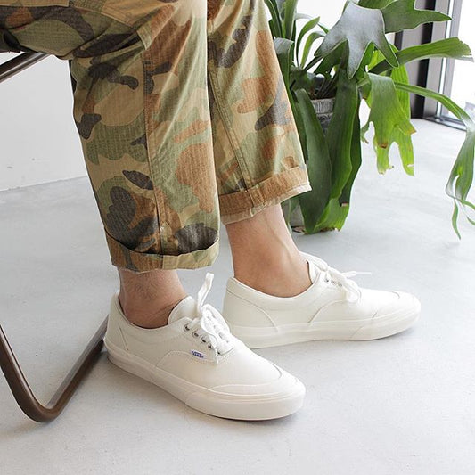 70年代に人気を博した名作『HALFMOON』がVANS50周年を記念して復刻されました。ヴィンテージ市場でもレトロで特徴のあるつま先が根強い人気を誇る同モデルですが限定のEXCLUSIVEですのでお見逃しなく！！！ 2016年7月16日(土)販売スタート！#vans#50th#halfmoon