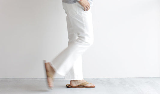 【KAPTIN SUNSHINE / キャプテンサンシャイン】70s Fit White Denim Pants.70年代を感じさせる注目のセミフレア。