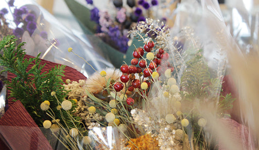 【A flower is presented.】X’masに向けて新たなレイアウト。ドライフラワーやプレゼントギフトを集めました。