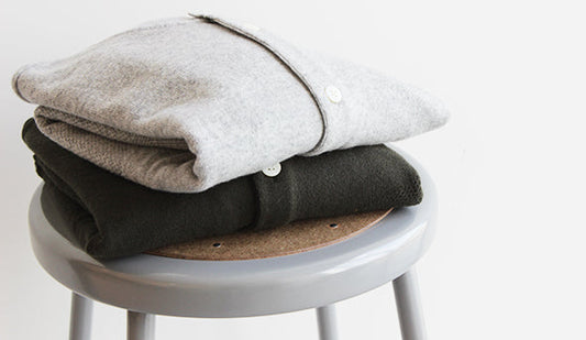 【STILL BY HAND / スティル バイ ハンド】Crew Neck Knit Cardigan.スティルらしい気の利いた一枚。