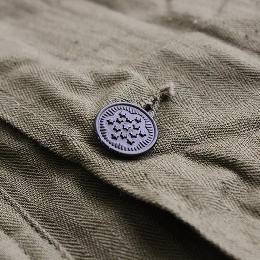 【40s US Army M-43 HBT Jacket】40年代に多様されたHBT(ヘリンボーンツイル)素材が使われたヴィンテージミリタリージャケットが入荷しております。経年変化が素晴らしいHBTや胸元の大きなフラップポケット、13星ボタンなど40sの魅力が詰まった1着です。色褪せた風合いのものが多いアイテムですが。まだまだOliveカラーの残るとても良い状態で入荷しております。状態の良い物をお探しの方にはオススメしたい一品です。