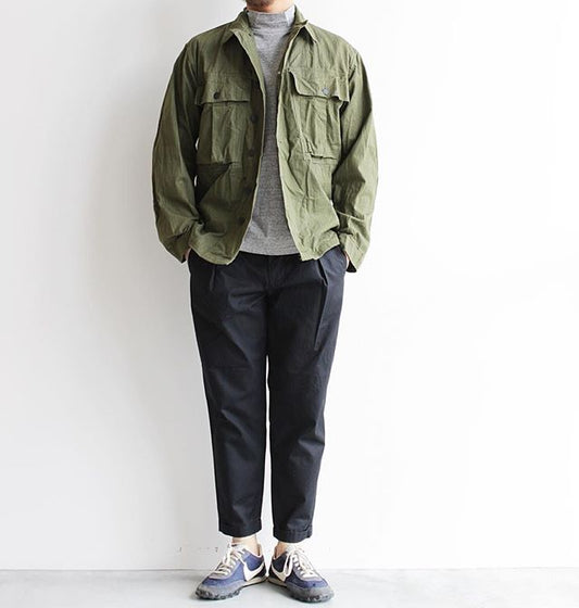 【40s US Army M-43 HBT Jacket】40年代に多様されたHBT(ヘリンボーンツイル)素材が使われたヴィンテージミリタリージャケットが入荷しております。経年変化が素晴らしいHBTや胸元の大きなフラップポケット、13星ボタンなど40sの魅力が詰まった1着です。色褪せた風合いのものが多いアイテムですが。まだまだOliveカラーの残るとても良い状態で入荷しております。状態の良い物をお探しの方にはオススメしたい一品です。