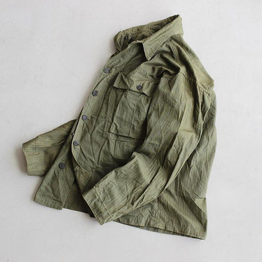 【40s US Army M-43 HBT Jacket】40年代に多様されたHBT(ヘリンボーンツイル)素材が使われたヴィンテージミリタリージャケットが入荷しております。経年変化が素晴らしいHBTや胸元の大きなフラップポケット、13星ボタンなど40sの魅力が詰まった1着です。色褪せた風合いのものが多いアイテムですが。まだまだOliveカラーの残るとても良い状態で入荷しております。状態の良い物をお探しの方にはオススメしたい一品です。