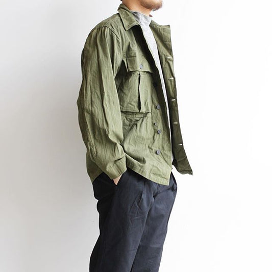 【40s US Army M-43 HBT Jacket】40年代に多様されたHBT(ヘリンボーンツイル)素材が使われたヴィンテージミリタリージャケットが入荷しております。経年変化が素晴らしいHBTや胸元の大きなフラップポケット、13星ボタンなど40sの魅力が詰まった1着です。色褪せた風合いのものが多いアイテムですが。まだまだOliveカラーの残るとても良い状態で入荷しております。状態の良い物をお探しの方にはオススメしたい一品です。