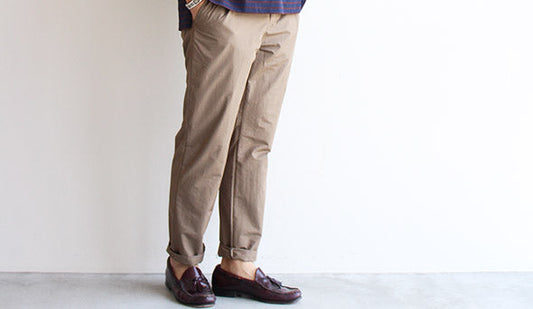 【STILL BY HAND / スティル バイ ハンド】 Polyester Cotton Tapered Pants.きれい目に穿ける夏のイーシーパンツ。
