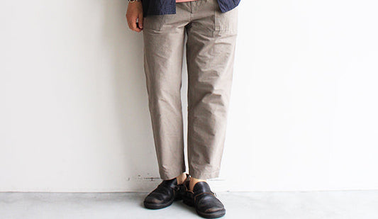 【STILL BY HAND / スティル バイ ハンド】1Tac Baker pants.ペーパー素材の風合いが魅力の１本。