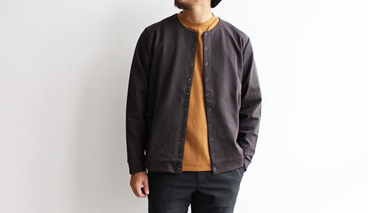 【STILL BY HAND / スティル バイ ハンド】Crew Neck Cardigan.ブランドを代表するカーディガンが入荷です。