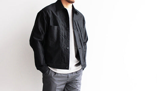 【Blurhms / ブラームス】Light Reversed Satin Short Jacket.ブラックバックサテンを使ったクールな1枚。