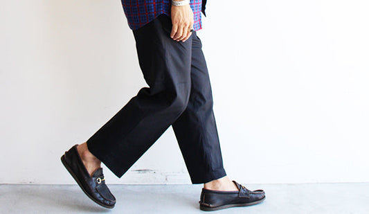 【STILL BY HAND / スティル バイ ハンド】Burberry material pants.上品な光沢感が魅力のセミワイドトラウザー。