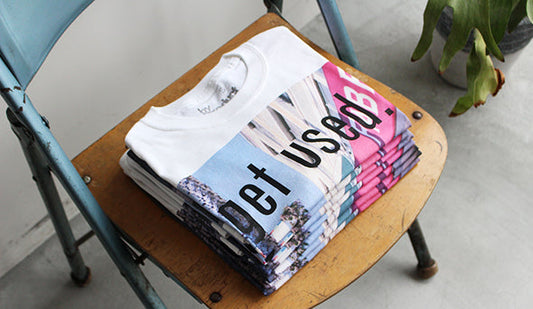 【Slowpoke】Forever Thrift Town "Get Used" Tee.背景のあるフォトプリントが映える1枚。