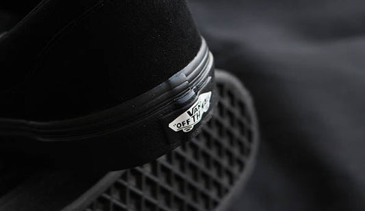 新しく入荷のVANSは店頭でもかなりご好評いただいております。