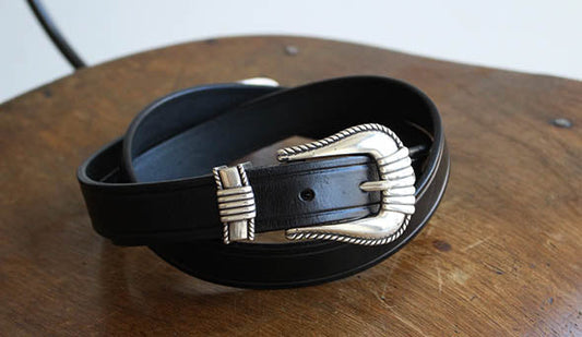 【Moniraly / モニタリー】Extended 1" Creased Belt.新しく取り使いの始まるモニタリーからクールなベルトが登場です。