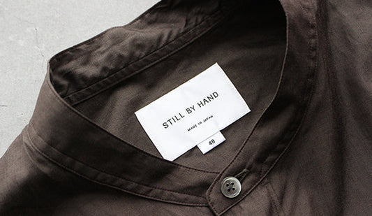 今日はブログでも【STILL BY HAND / スティル バイ ハンド】 Band Collar Shirtsをご紹介です。