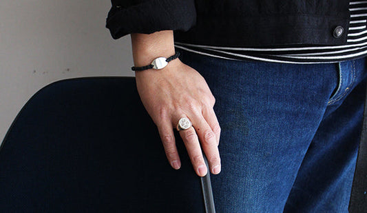 【SCOSHA / スコーシャ】Oval ID Bracelet "Deerskin"Blackが入荷いたしました。