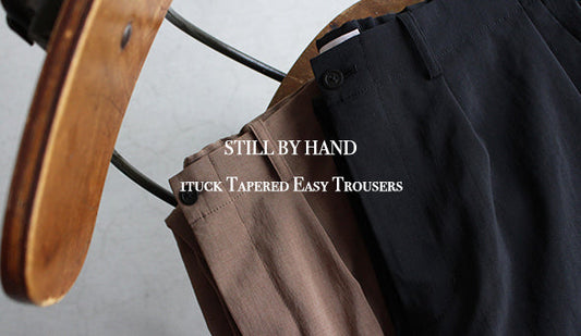 【STILL BY HAND】1tuck Tapered Easy Trousers.ポリエステルを使用した新しいトラウザー。