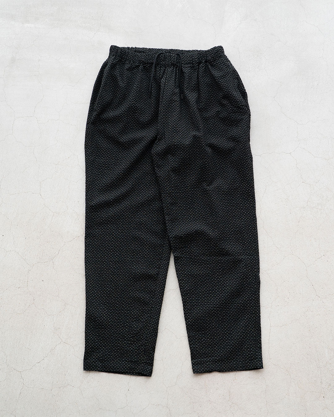 カラー Black
