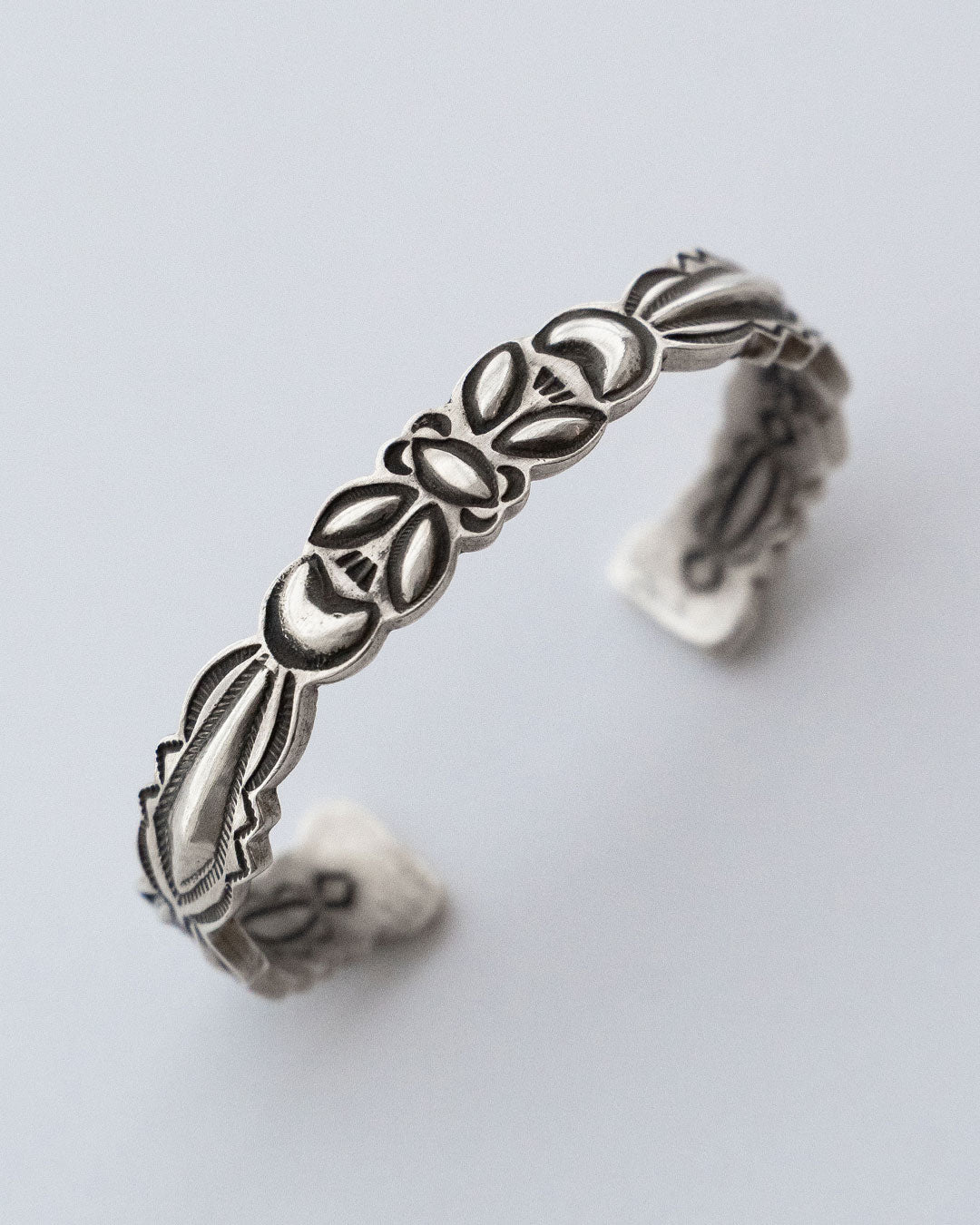 【Indian Jewelry】Navajo『RAY ADAKAI』Double Stamp Bangle ①