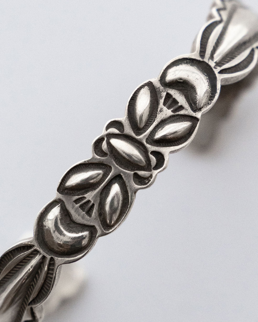 【Indian Jewelry】Navajo『RAY ADAKAI』Double Stamp Bangle ①