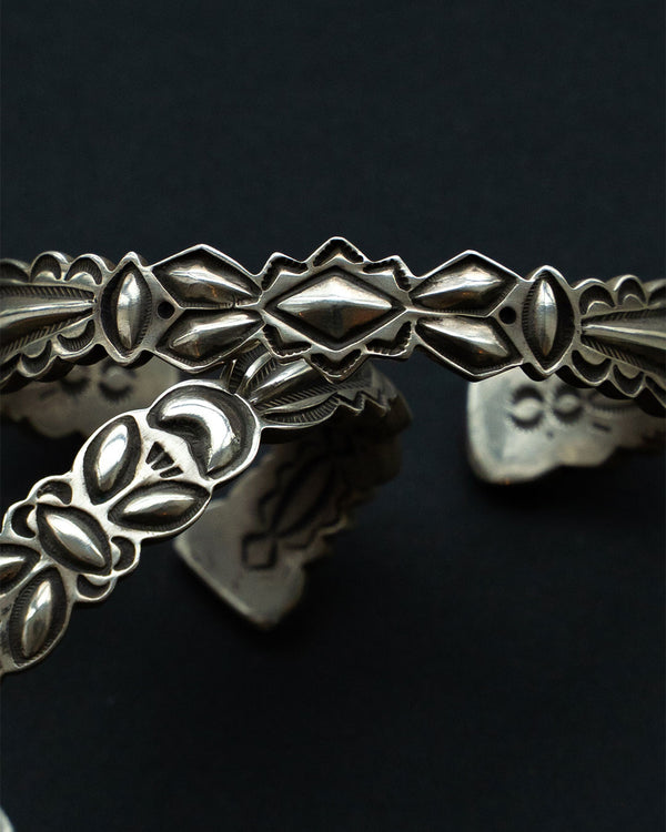 表裏に施された精巧なスタンプワーク