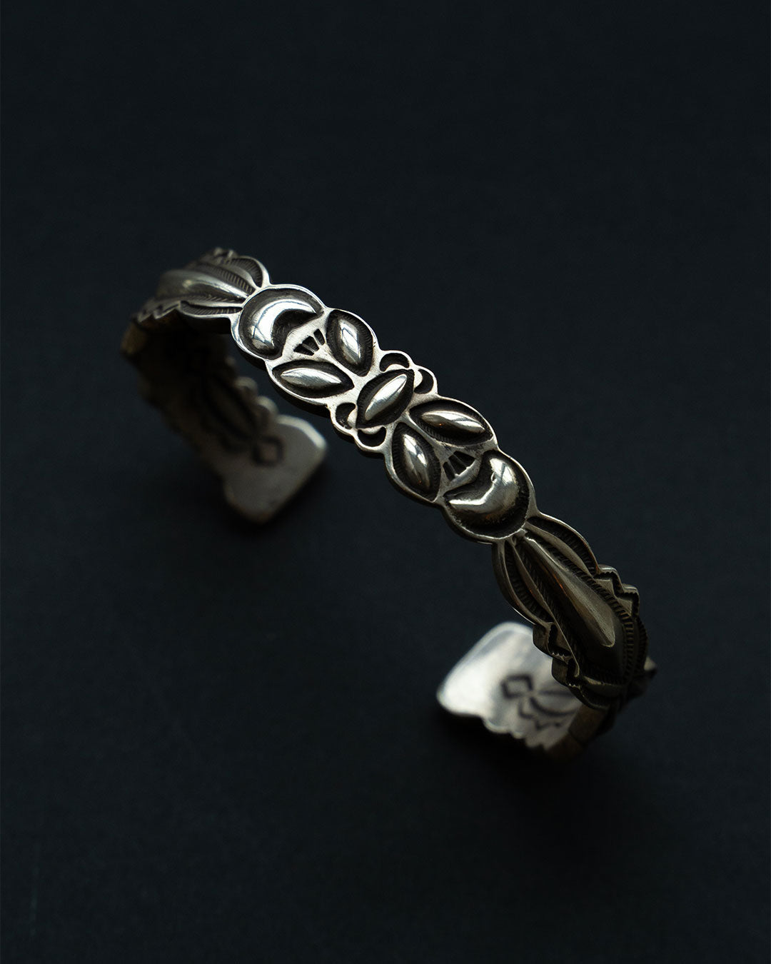 【Indian Jewelry】Navajo『RAY ADAKAI』Double Stamp Bangle ①