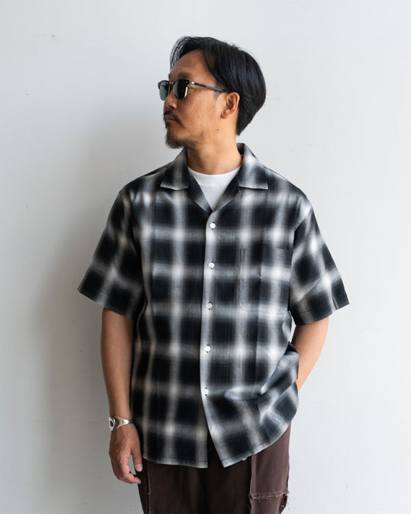 羽織るだけでサマになるシャツ