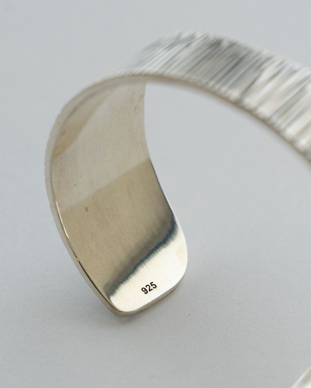 【THARU SILVER】Silver Open Bangle "Tree Trunk Pattern"