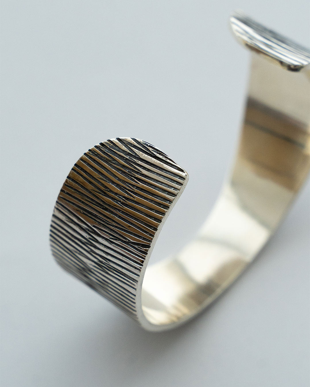 【THARU SILVER】Silver Open Bangle "Tree Trunk Pattern"
