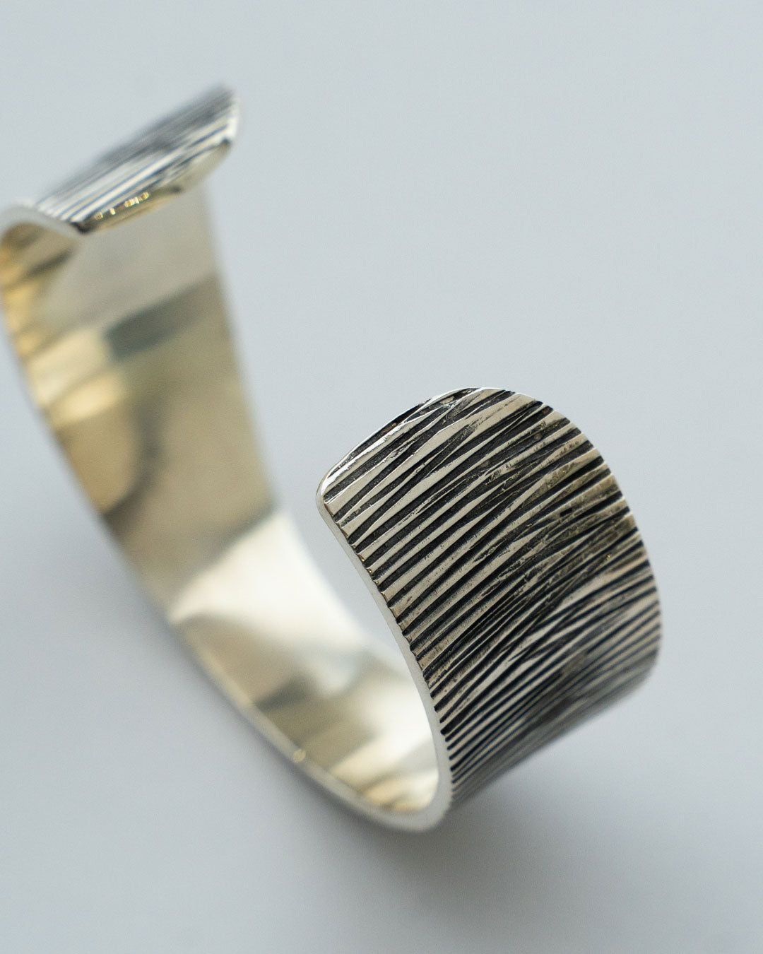 【THARU SILVER】Silver Open Bangle "Tree Trunk Pattern"