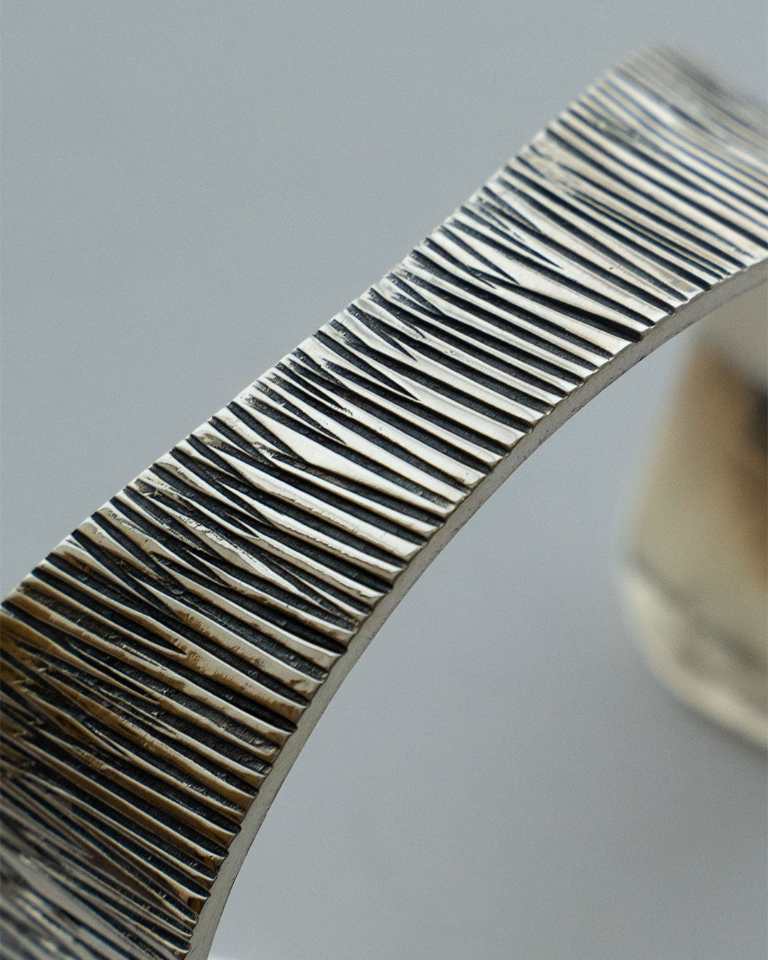 【THARU SILVER】Silver Open Bangle "Tree Trunk Pattern"