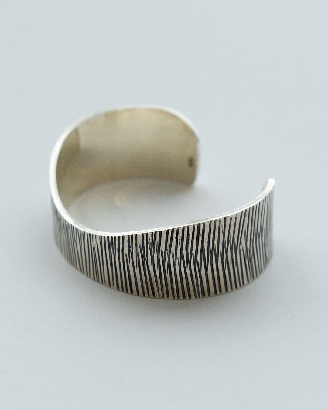 【THARU SILVER】Silver Open Bangle "Tree Trunk Pattern"