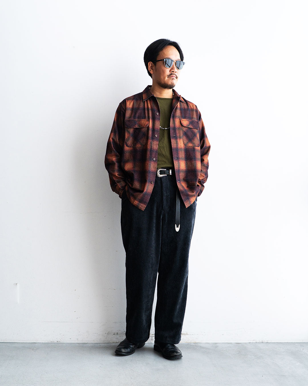 着用モデル 身長175cm　体重69kg　 サイズ着用: L　COLOR: Brown / Black