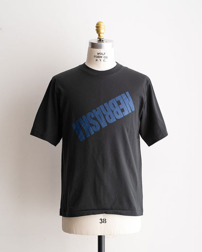 【Blurhms Rootstock】 "NEBRASKA" Print Tee Standard