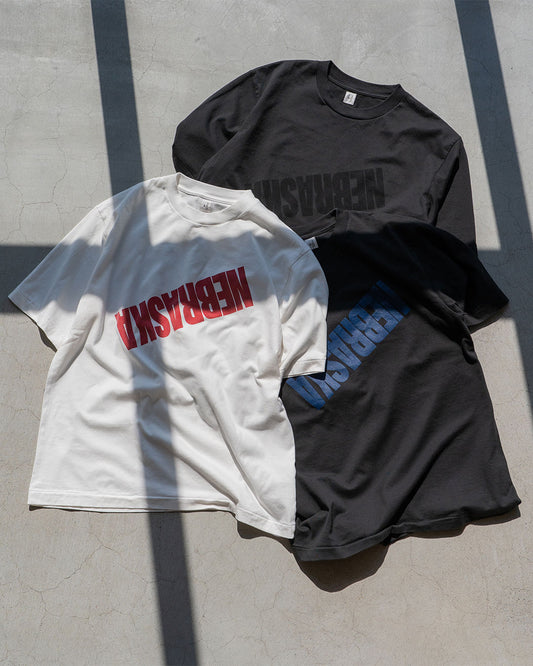 【Blurhms Rootstock】 "NEBRASKA" Print Tee Standard