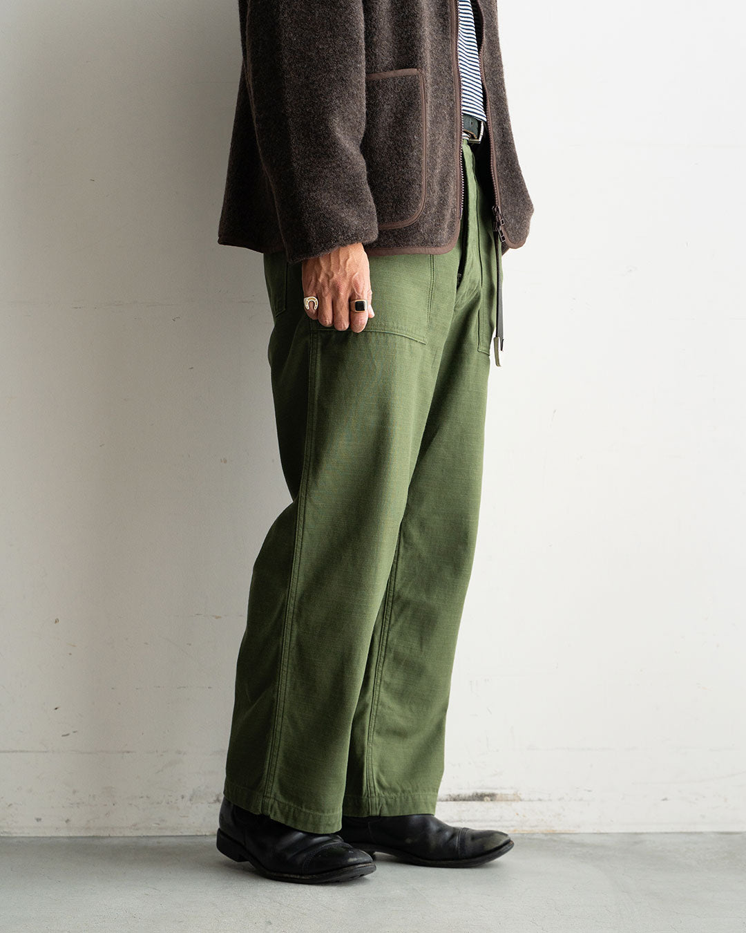 着用モデル 身長175cm　体重69kg / 着用サイズ　 W34/L29   / カラー　OLIVE