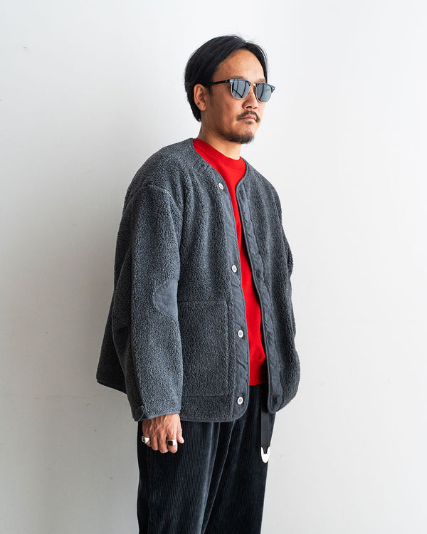 アウターとしてもインナーとしても活躍する1枚。